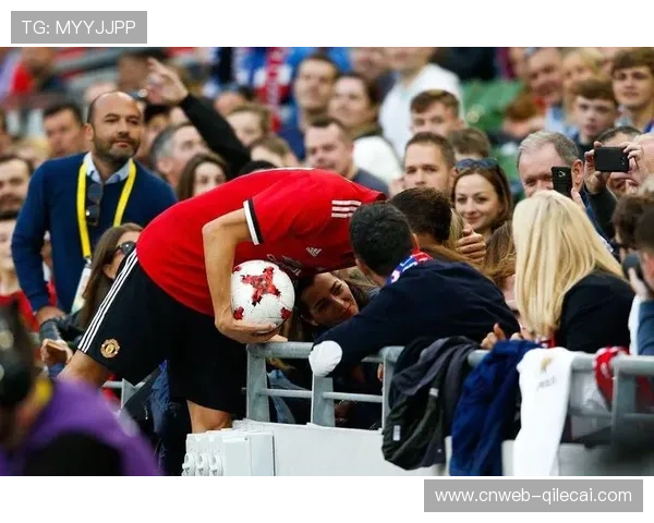 巴萨赛前训练开放日，千名球迷到场支持