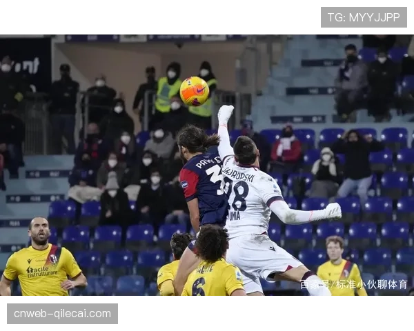 特写镜头:卡利亚里老将佩雷罗主罚角球前,与队友反复确认跑位手势